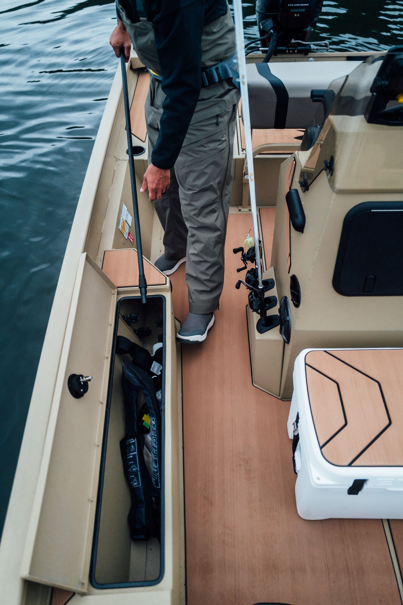 Crestliner RB-X 1870 Detail image