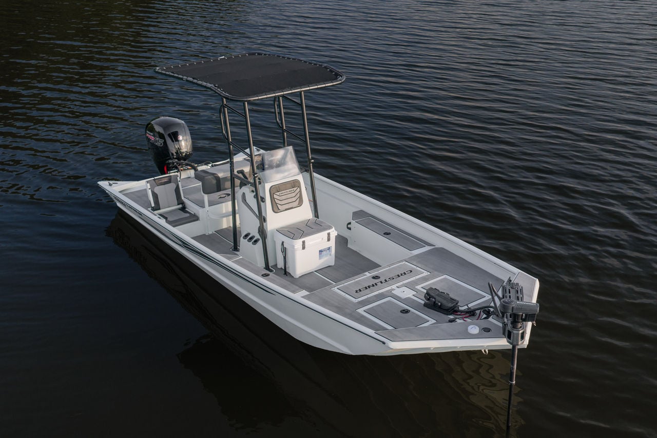 Crestliner 2070 RB-X on the water